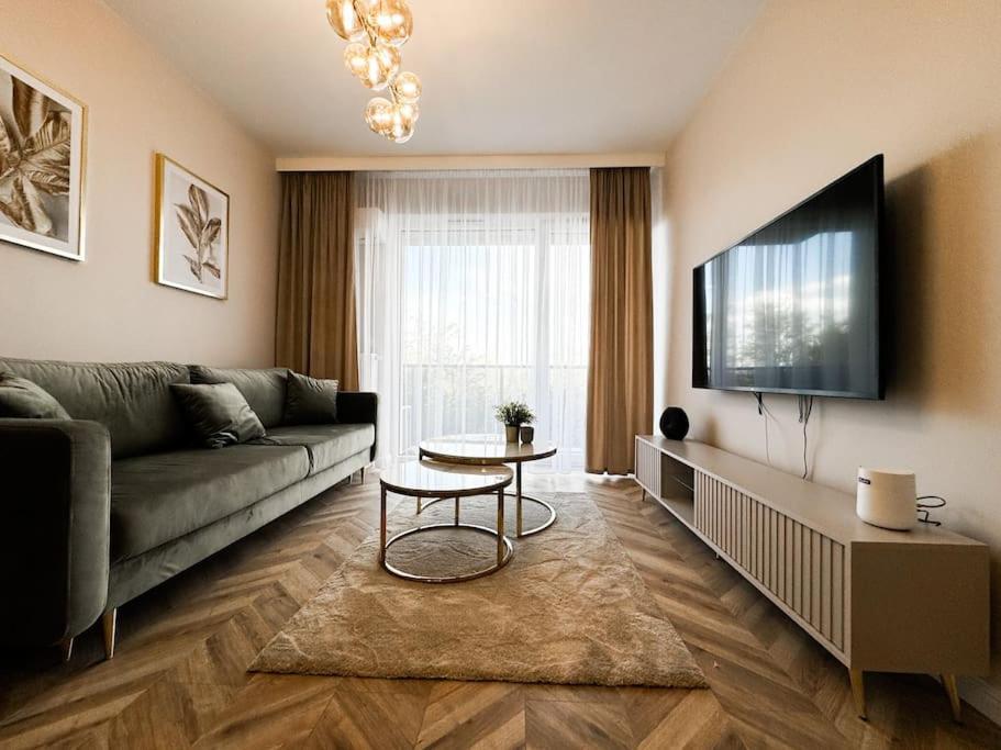 Apartment Balcony & Parking, Modern Elegant Apartment! Near Tram Wroclaw