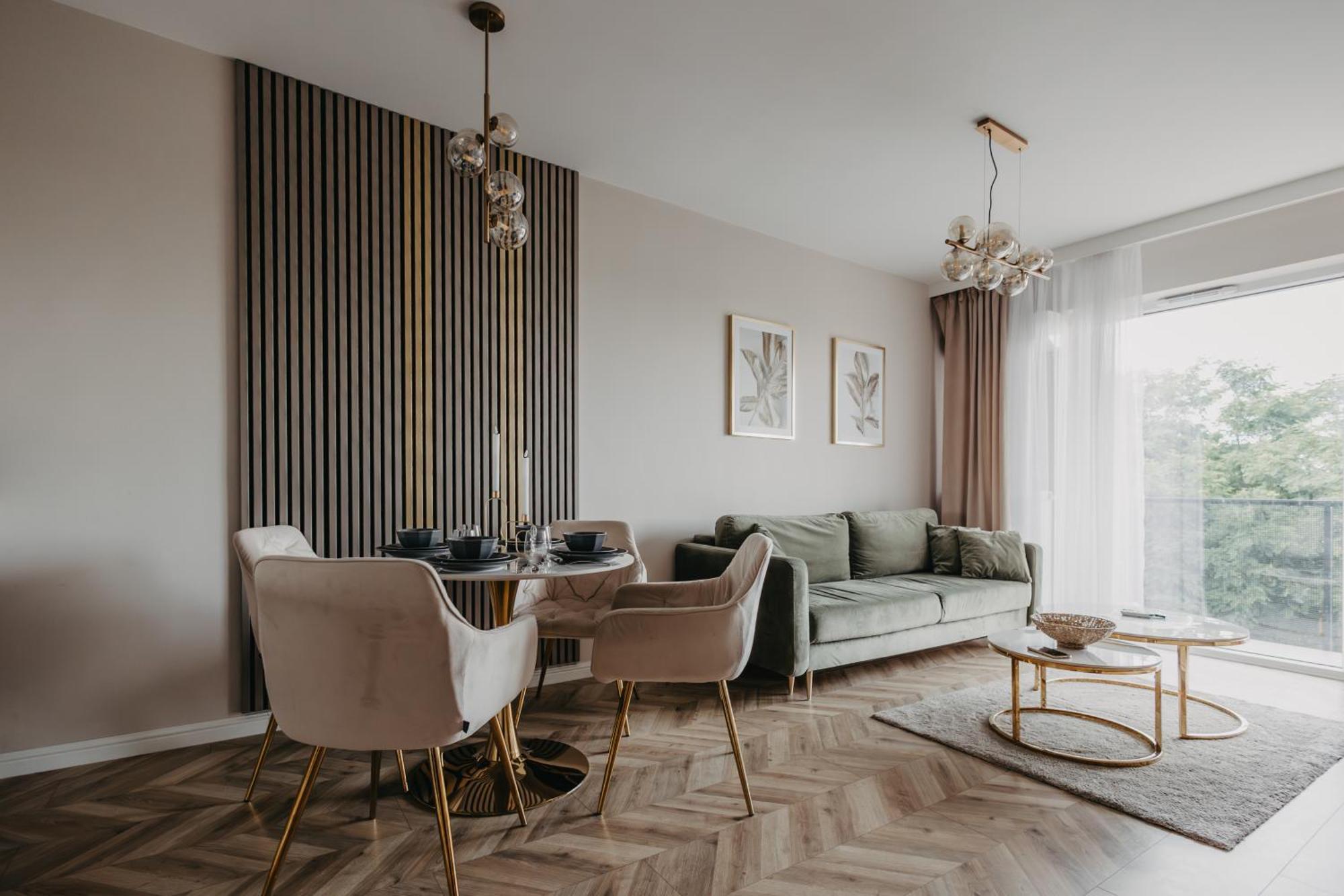 Balcony & Parking, Modern Elegant Apartment! Near Tram Apartment *