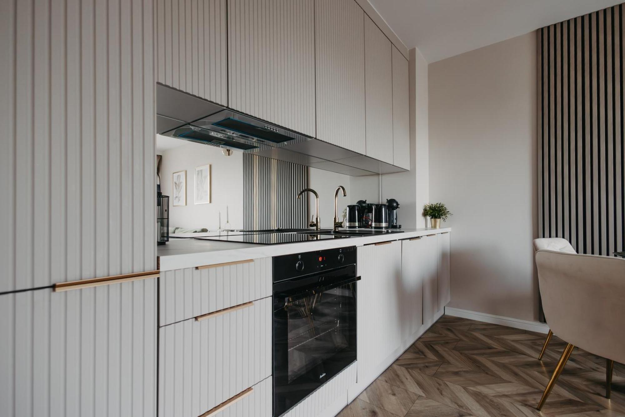 Balcony & Parking, Modern Elegant Apartment! Near Tram Apartment