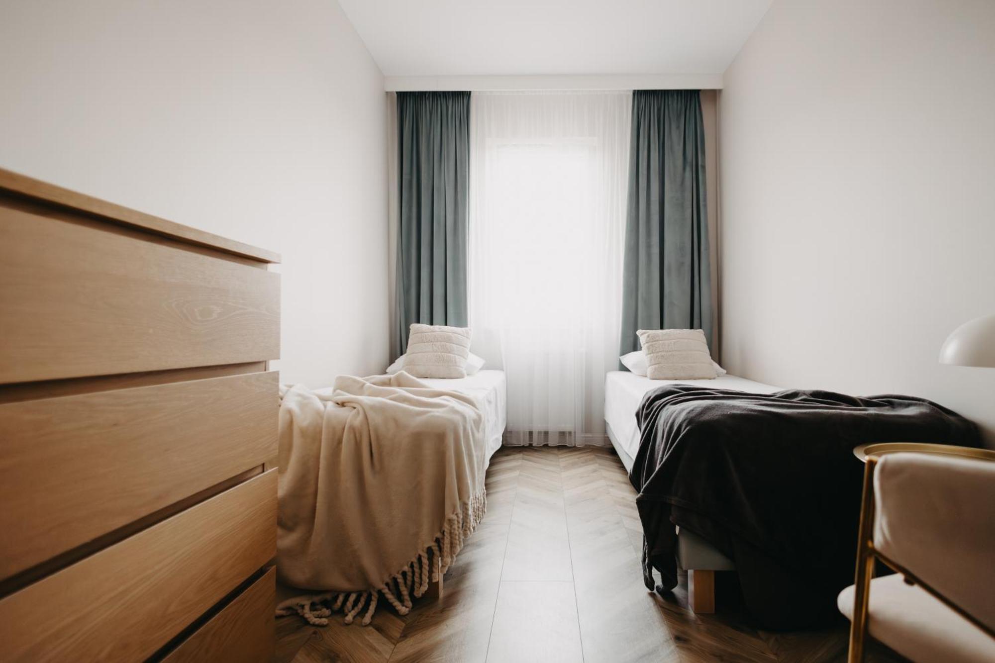 Apartment Balcony & Parking, Modern Elegant Apartment! Near Tram